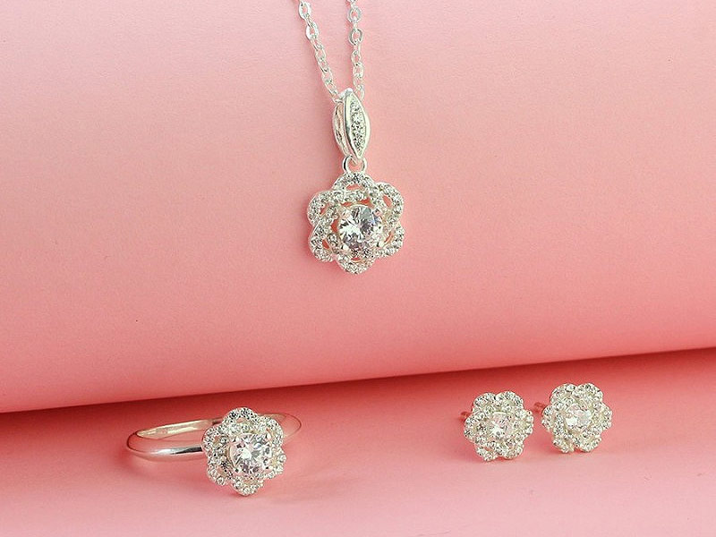 Trang sức tặng sếp