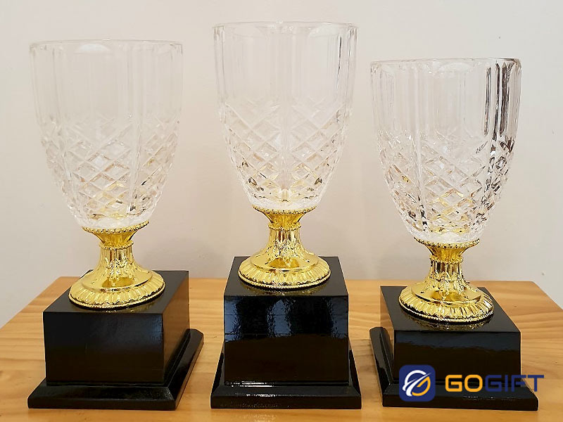 cúp golf thủy tinh