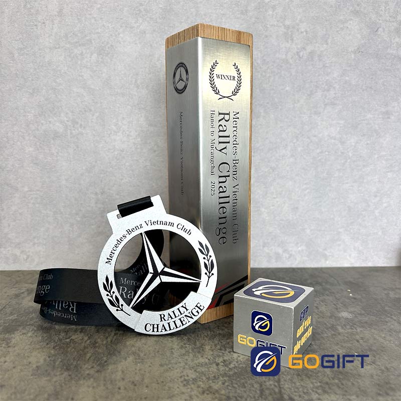 Huy chương và cúp lưu niệm