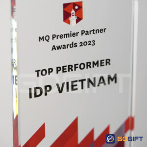 Kỷ niệm chương pha lê nhân viên xuất sắc Gogift PL02 1 Kỷ niệm chương pha lê vinh danh nhân viên xuất sắc Gogift PL02