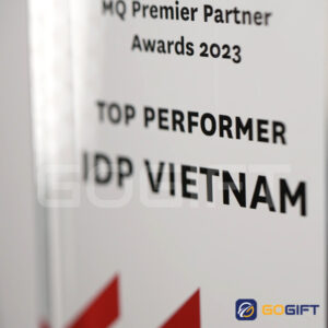 Kỷ niệm chương pha lê nhân viên xuất sắc Gogift PL02 2 Kỷ niệm chương đế đen PL02