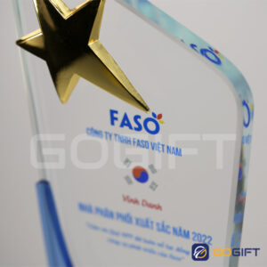 Cận cảnh cúp kỷ niệm chương PL03