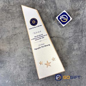 Tặng quà tri ân cô giáo